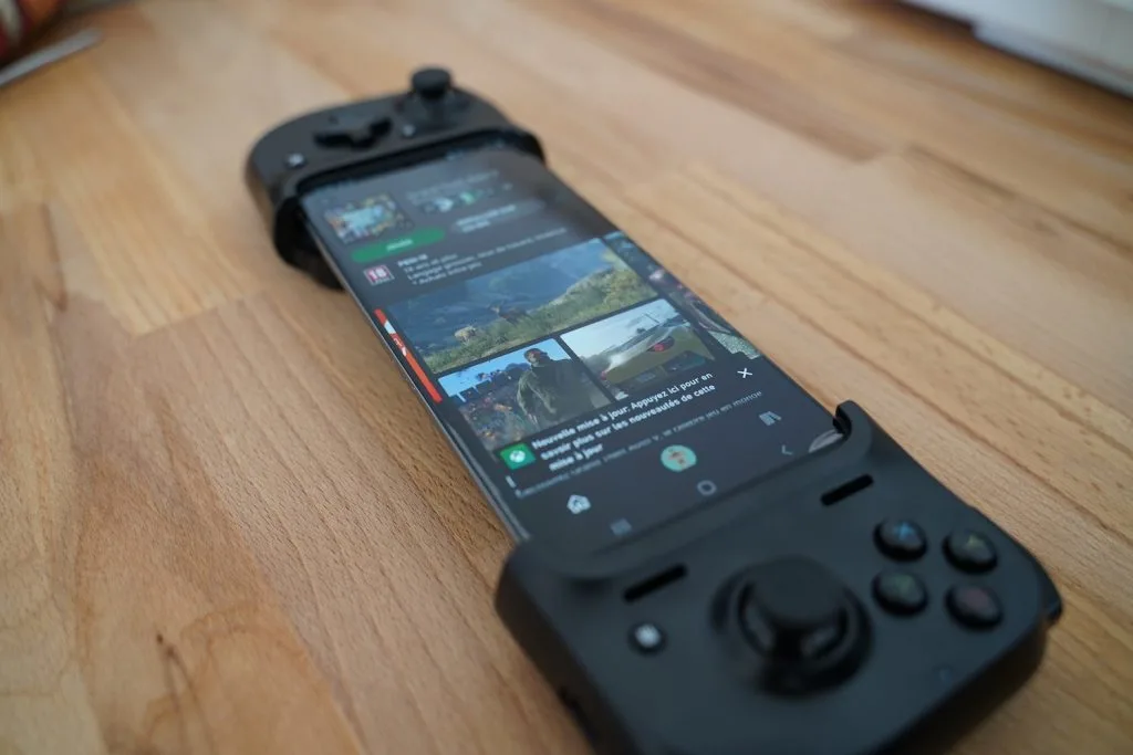 Manette Xbox Razer Kishi sur Samsung s20 Ultra ouvert sur application xcloud