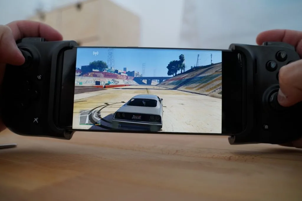 Manette Xbox Razer Kishi sur Samsung s20 Ultra ouvert sur GTA 5
